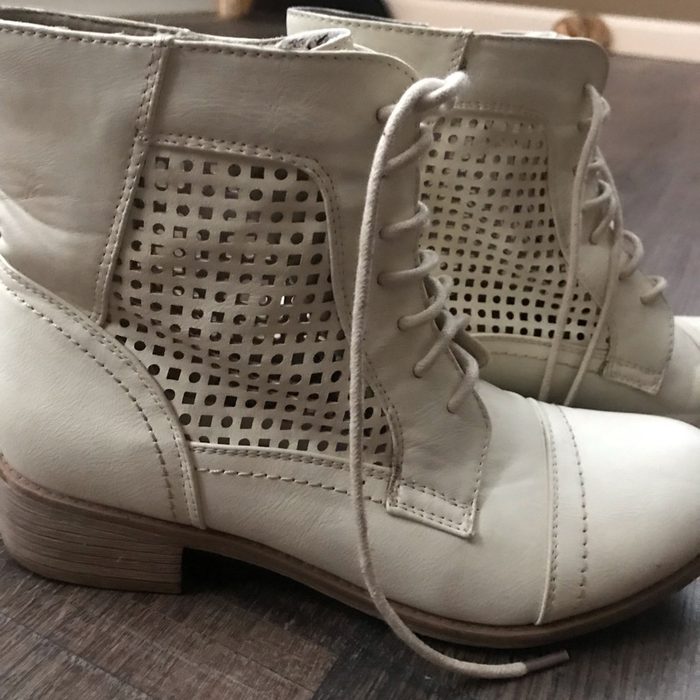 Blank poppy boots